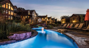 Luxury Lakefront Villa HUGE POOL Kayaks 2Mi to Silver Dollar City